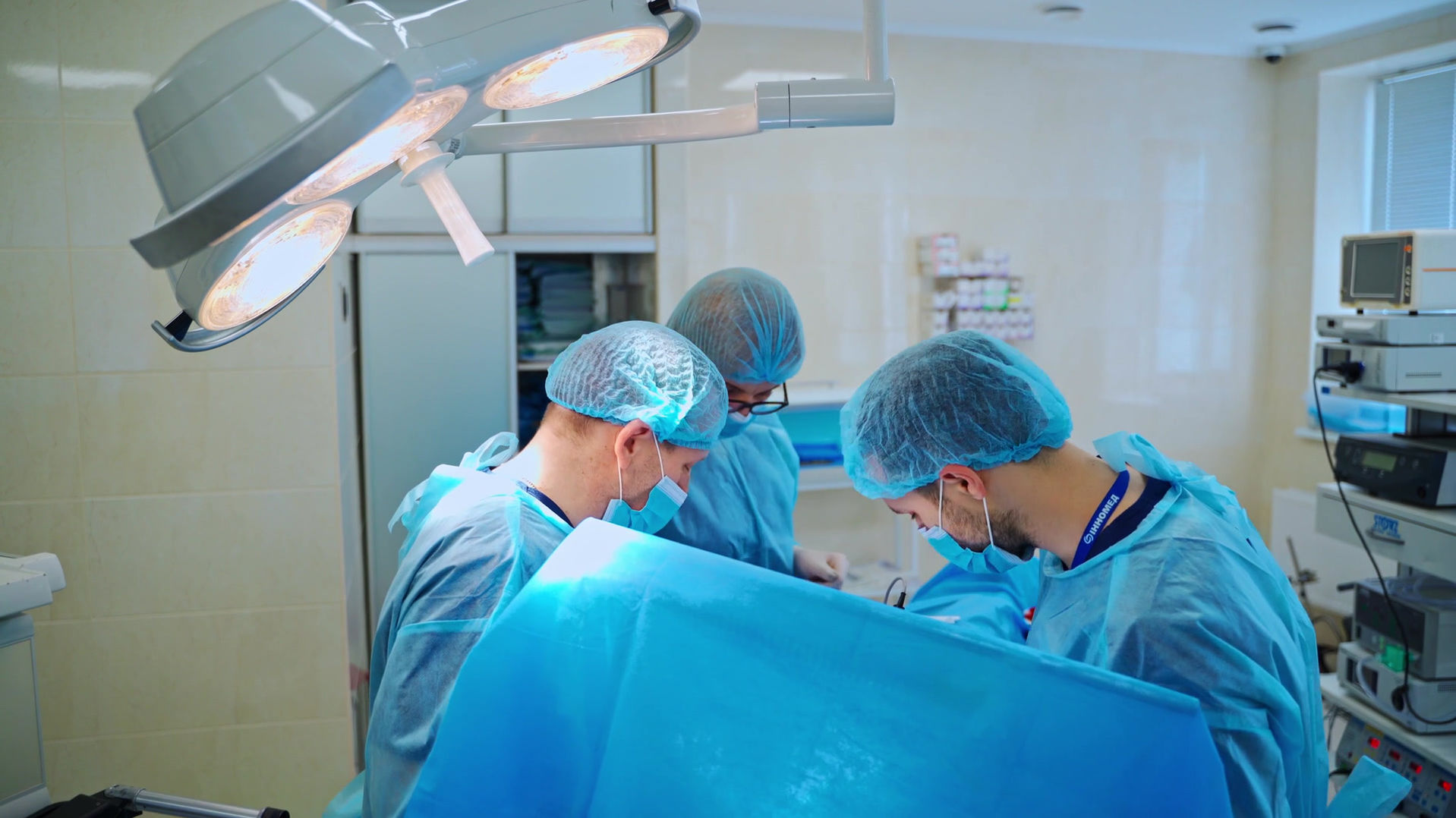 Equipe médica em ambiente de procedimento